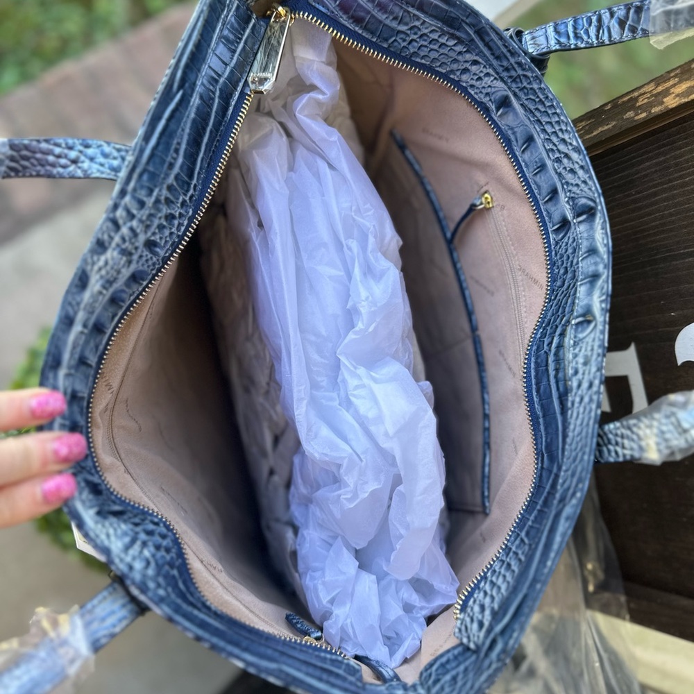 Elegant Blue Crocodile-Embossed Tote Bag - Picture 5 of 6